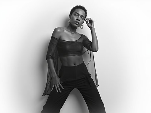 Compón una toma en blanco y negro de alto contraste